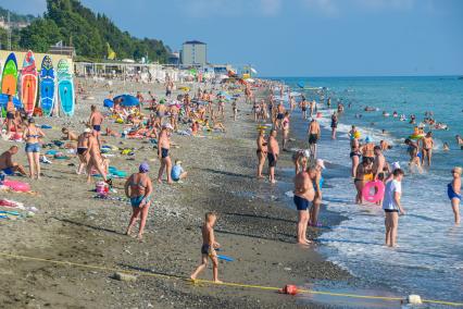 Поселок Лоо. Отдыхающие на пляже Черного моря.