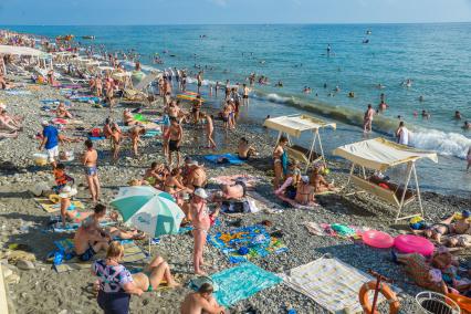 Поселок Лоо. Отдыхающие на пляже Черного моря.