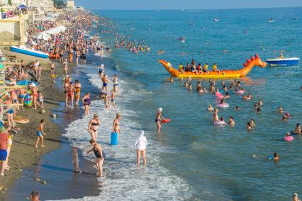 Поселок Лоо. Отдыхающие купаются в Черном море.