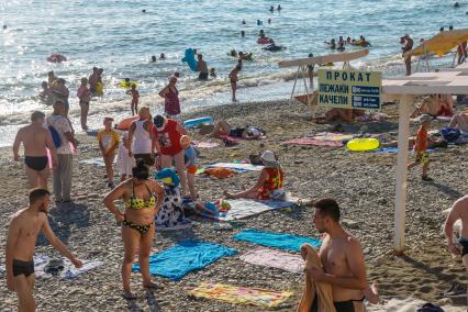 Поселок Лоо. Отдыхающие на пляже Черного моря.