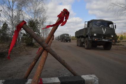 Киевская область. г.Чернобыль. Военная операции РФ по демилитаризации Украины. Колонна российской военной техники движется мимо блок-поста.