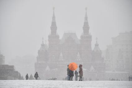 Москва. Люди на Красной площади во время снегопада.