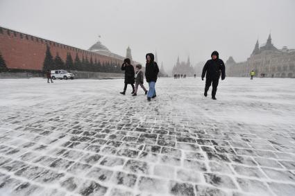 Москва. Люди на Красной площади во время снегопада.