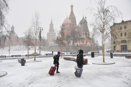 Москва. Вид на Спасскую башню и храм Василия Блаженного во время снегопада.