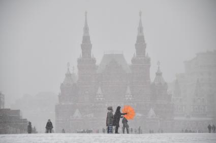 Москва. Люди на Красной площади во время снегопада.