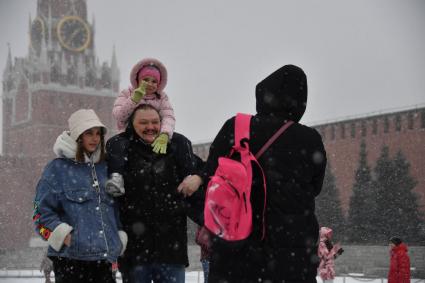 Москва. Люди на Красной площади во время снегопада.