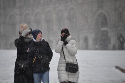 Москва. Люди на Красной площади во время снегопада.