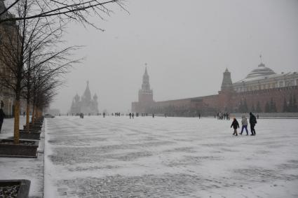 Москва. Люди на Красной площади во время снегопада.