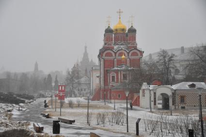 Москва. Собор Знаменского монастыря на территории парка `Зарядье`.