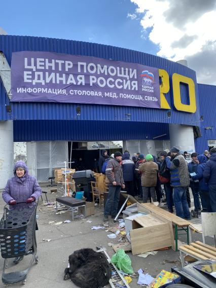 Украина. г.Мариуполь. Местные жители стоят в очереди в гипермаркет Metro за гуманитарной помощью, организованной партией `Единая Россия`.