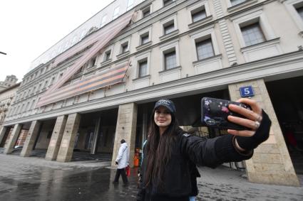 Москва. Знак Z в поддержку Вооруженных сил России на фасаде Московского театра Олега Табакова.