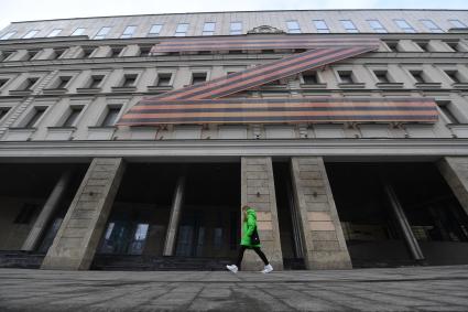 Москва. Знак Z в поддержку Вооруженных сил России на фасаде Московского театра Олега Табакова.