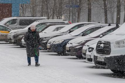 Москва. Припаркованные автомобили на одной из улиц города.