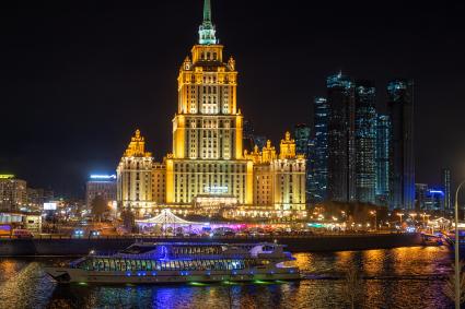 Москва. Вид на гостиницу `Украина` сети `Рэдиссон Коллекшн` на Кутузовском проспекте.
