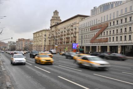 Москва. Знак Z в поддержку Вооруженных сил России на фасаде Московского театра Олега Табакова.