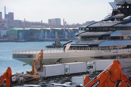 Владивосток. Яхта Nord олигарха Алексея Мордашова прибыла во Владивосток и пришвартовалась на Морском вокзале города. Яхта экстренно покинула порт Виктория на Сейшелах из-за наложенных на миллиардера санкций.