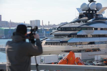 Владивосток. Яхта Nord олигарха Алексея Мордашова   прибыла во Владивосток и пришвартовалась на Морском вокзале города. Яхта экстренно покинула порт Виктория на Сейшелах из-за наложенных на миллиардера санкций.