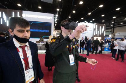 Санкт-Петербург. Мужчина в очках виртуальной реальности на Международной выставке передовых технологий обеспечения безопасности личности, общества и государства `Экспотехностраж-2022` в КВЦ `Экспофорум`.