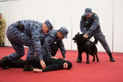 Санкт-Петербург. Сотрудники полиции во время тренировки на Международной выставке передовых технологий обеспечения безопасности личности, общества и государства `Экспотехностраж-2022` в КВЦ `Экспофорум`.