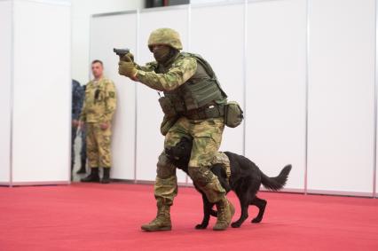 Санкт-Петербург. Военнослужащий со служебной собакой на Международной выставке передовых технологий обеспечения безопасности личности, общества и государства `Экспотехностраж-2022` в КВЦ `Экспофорум`.