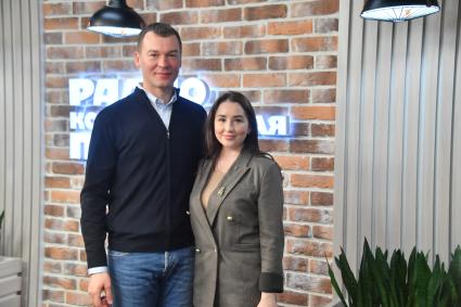 Москва. Глава Хабаровского края Михаил Дегтярёв и заместитель генерального директора ИД `Комсомольская правда` (КП) Анжелика Сулхаева в редакции`Комсомольская правда`.