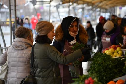 Москва.  Покупатели на ярмарке выходного дня. Ярмарки выходного дня возобновили свою работу в городе.