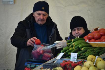 Москва.  Покупатели на ярмарке выходного дня. Ярмарки выходного дня возобновили свою работу в городе.