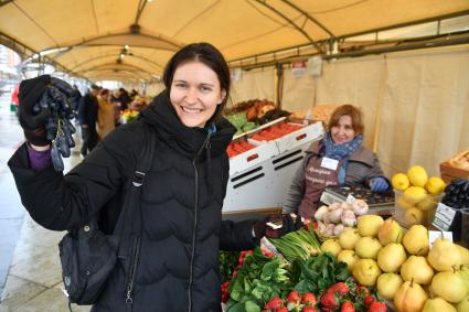 Москва. Покупательница на ярмарке выходного дня. Ярмарки выходного дня возобновили свою работу в городе.