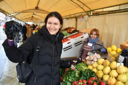 Москва.  Покупательница  на ярмарке выходного дня. Ярмарки выходного дня возобновили свою работу в городе.