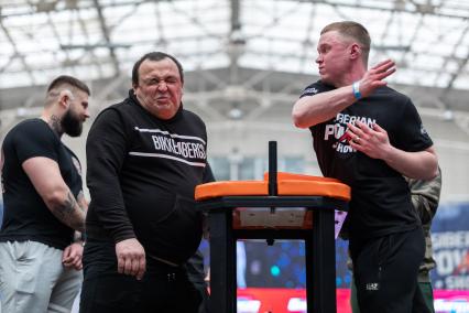 Красноярск. Участники чемпионата по пощечинам во время соревнований в рамках фестиваля Siberian Power Show в международном выставочно-деловом центре `Сибирь`.