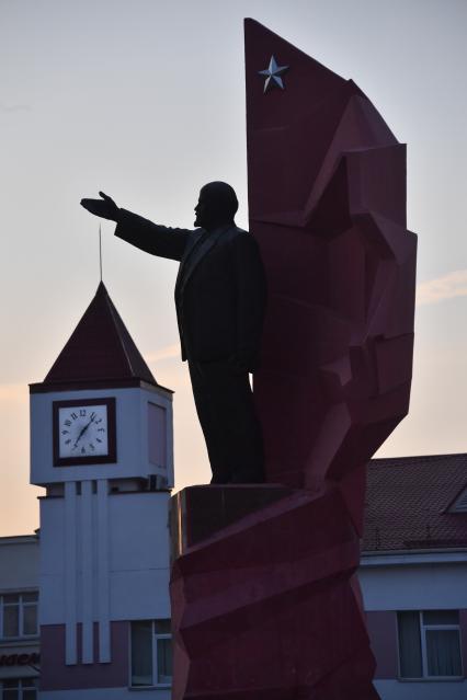 Белоруссия. Мозырь. Вид на памятник В.И. Ленину на одноименной площади.