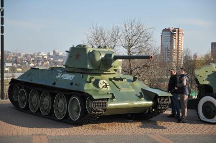 ДНР. г.Донецк. Площадка военной техники в составе мемориального комплекса `Твоим освободителям, Донбасс` (`Освободителям Донбасса`). Специальный корреспондент КП Дмитрий Стешин и одессит, ведущий интернет-канала `Одесское общественное телевидение` Александр Воскобойников (справа).