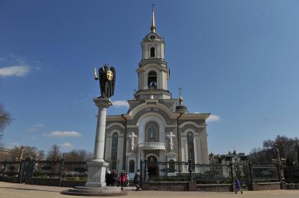 ДНР. г.Донецк. Свято-Преображенского собор и скульптура архангела Михаила.