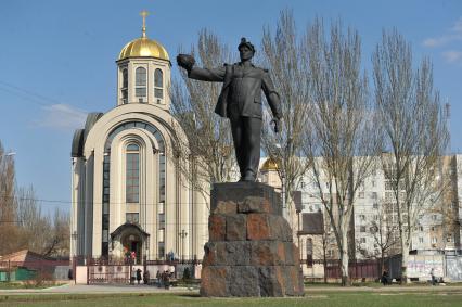 ДНР. г.Донецк. Памятник `Слава Шахтёрскому труду` и Свято-Воскресенский храм.