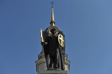 ДНР. г.Донецк. Свято-Преображенского собор и скульптура архангела Михаила.