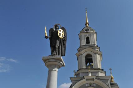 ДНР. г.Донецк. Свято-Преображенского собор и скульптура архангела Михаила.