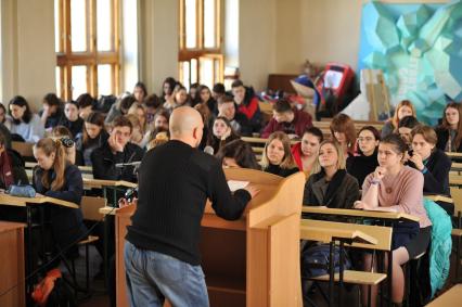 ДНР. Донецк. Специальный корреспондент КП Дмитрий Стешин во время встречи со студентами Донецкого национального университета.