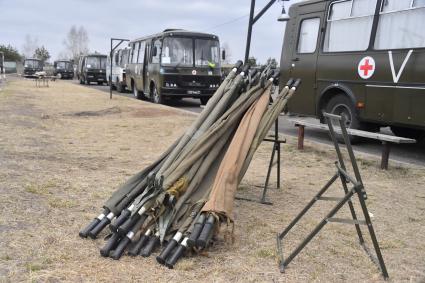 Украина. Военно-полевой госпиталь быстрого развёртывания палаточного типа РФ на Киевском направлении. Санитарные автобусы и носилки.