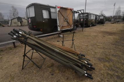 Украина. Военно-полевой госпиталь быстрого развёртывания палаточного типа РФ на Киевском направлении. Санитарные автобусы и носилки.