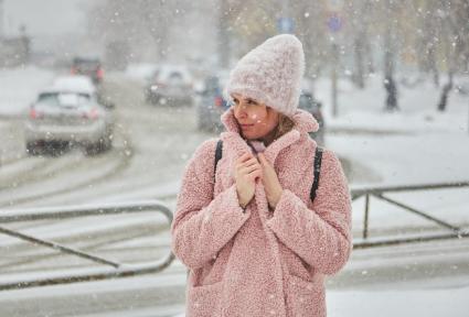 Пермь. Девушка на улице во время снегопада.