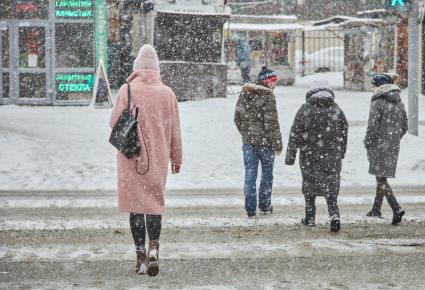 Пермь. Люди на улице во время снегопада.