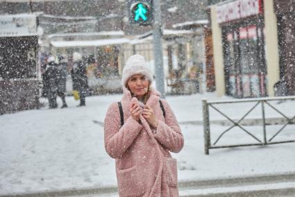 Пермь. Девушка на улице во время снегопада.