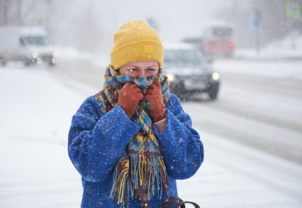 Пермь. Девушка на улице во время снегопада.
