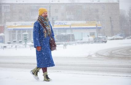 Пермь. Девушка на улице во время снегопада.