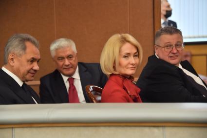 Москва. Министр обороны РФ Сергей Шойгу , министр внутренних дел РФ Владимир Колокольцев, заместитель председателя правительства РФ Виктория Абрамченко и заместитель председателя правительства РФ Алексей Оверчук (слева направо) на пленарном заседании Государственной думы РФ.