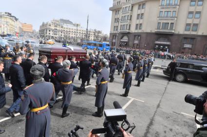 Москва. Вынос гроба с телом руководителя фракции ЛДПР Владимира Жириновского после церемонии прощания в Колонном зале Дома Союзов.