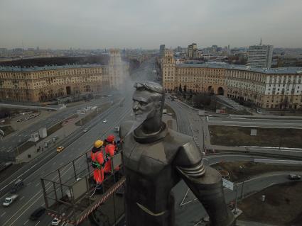 Москва. Работники коммунальных служб моют памятник космонавту Юрию Гагарину на Ленинском проспекте в преддверии Дня космонавтики.