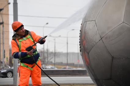 Москва. Работник коммунальных служб моет памятник космонавту Юрию Гагарину на Ленинском проспекте в преддверии Дня космонавтики.