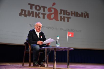 Москва. Актер Сергей Гармаш читает текст`Тотального диктанта` в Национальном исследовательском технологическом университете МИСиС.