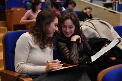 Москва. Участницы ежегодной образовательной акции `Тотальный диктант`в Национальном исследовательском технологическом университете МИСиС.